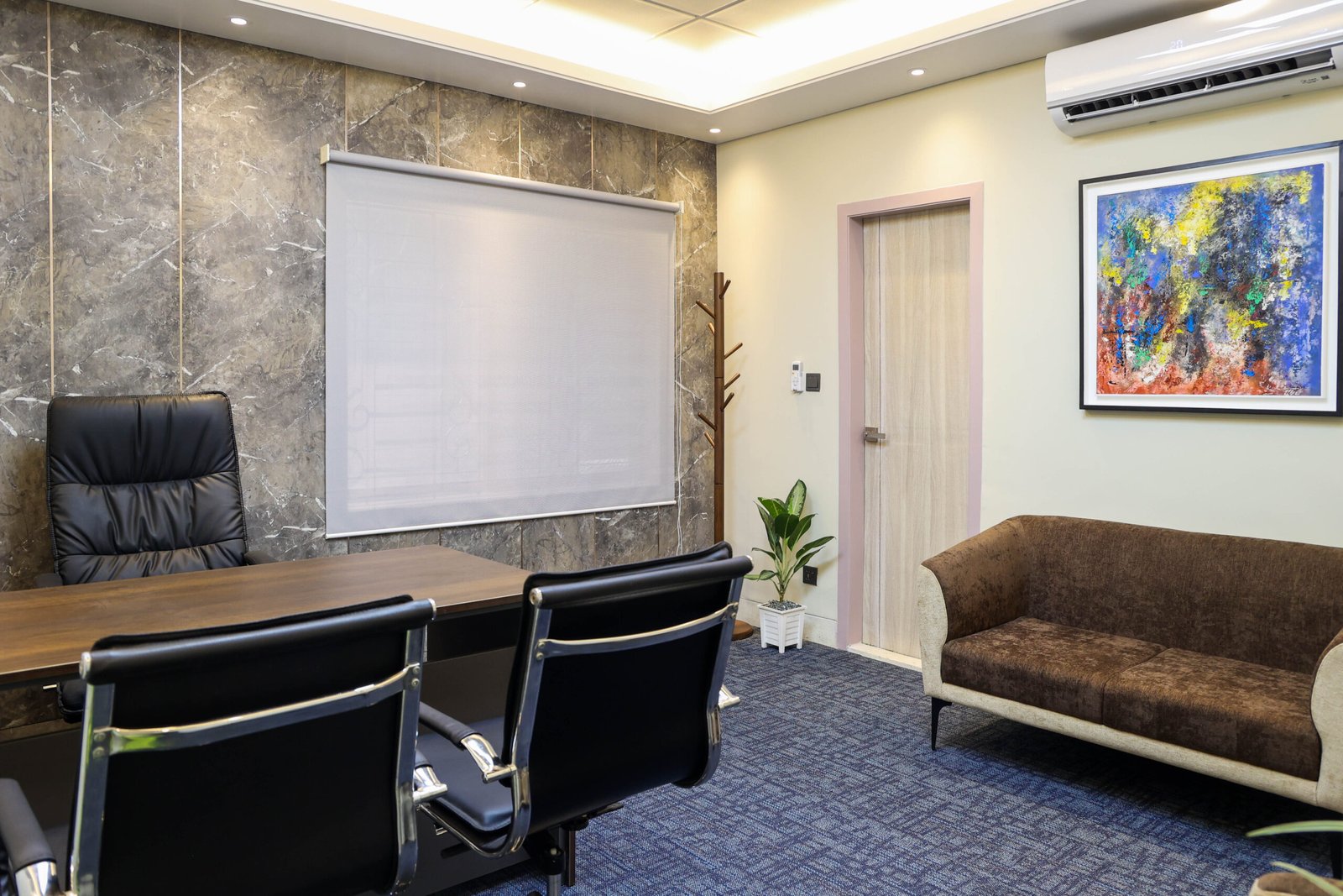 EXECUTIVE ROOM